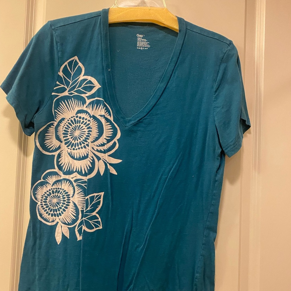 Gap L Blue with a white flower